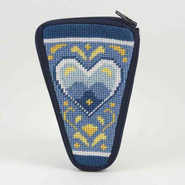 BLUE AND WHITE HEARTS - STITCH & ZIP SCISSOR CASE